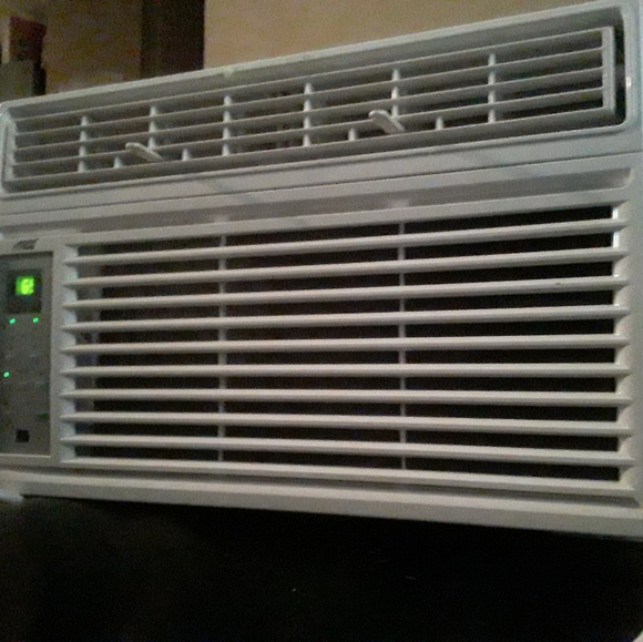 I'm selling a window unit - Picture 4 of 4